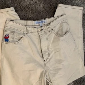 POLAR BIG BOYS - Vita big boys i strl M! Har en pytteliten fläck på ena fickan (bild 3) men annars jättefina och hela! 