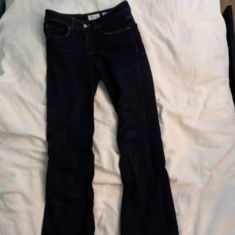 Snygga lågmidjade/midrise bootcut jeans! Funkar till vad som helst och går att style på så många olika sett☺. Dem är välldigt mörkblåa men ser svarta ut till mestadels💗 endast använda få gånger och ser derför helt nya ut! Från cubus men gamal kollektion så tror ej dem säljs längre. möts upp I Stockholm eller fraktar! Pris går alltid att diskutera . Jeans & Byxor.