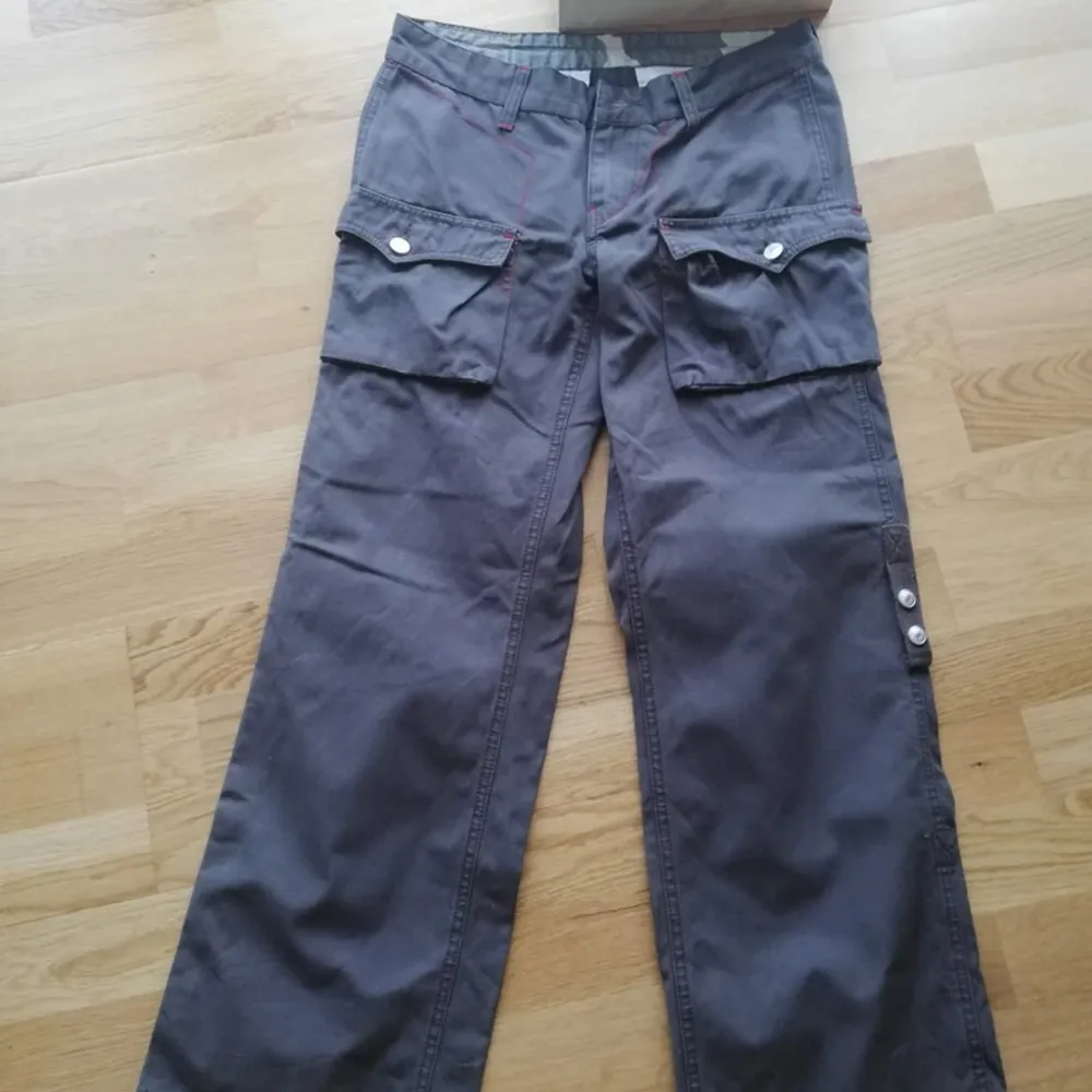 Vintage cargo byxor. Midja: 38 cm. Längd: 91 cm. Inneben: 71 cm. Ben öppning: 24 cm. Jeans & Byxor.