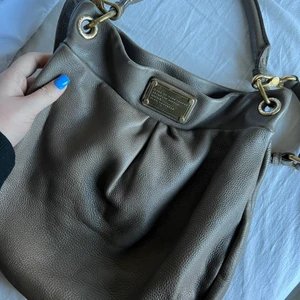 MARC BY JACOBS HOBO - min nästintill oanvända HOBO från Marc. Underbar mörk brun färg, går att ha på axeln med dem båda arealen eller bara bära i handen med den korta. En tidlös klassiker! 🤎 kostade 4200:-