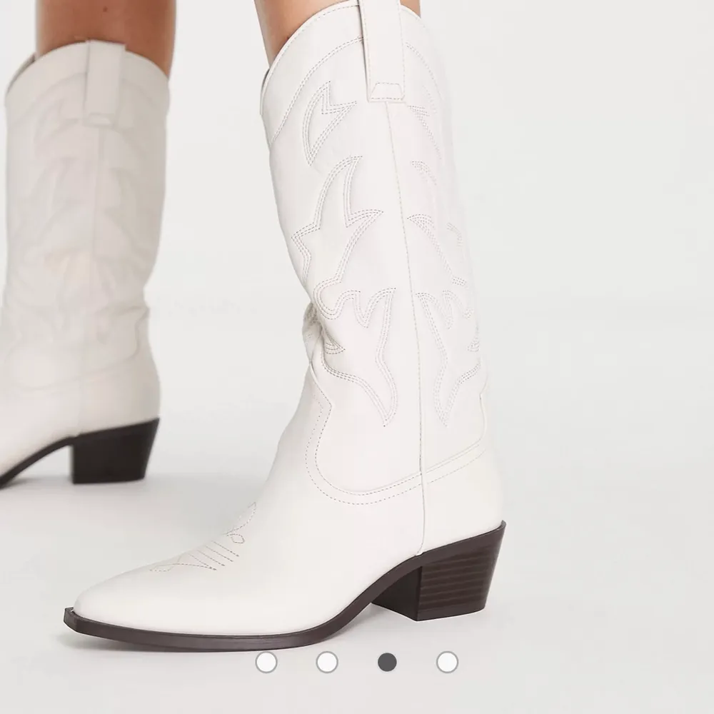 Oanvända cowboy boots från asos, nypris 549! Skriv för fler bilder ❤️‍🔥. Skor.