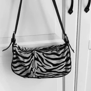 Gina Tricot Zebra väska🦓 - Superfin, men kommer ej till användning längre! Kontakta mig för fler bilder eller för mer information <3