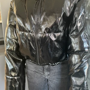 H&M jacka! - Väldigt fin kan ej ha den för den är inte min stil, är i storlek xxs och kostar 200 kan hämtas och skickas men frakten kan bli 50/100kr i frakt!