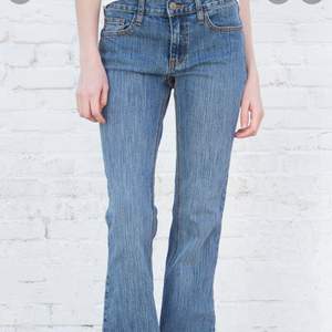 Säljer dessa 90s brielle jeans då dem tyvärr var för stora för mig, det är en fin modell och dem är i nyskick. Dem är köpta på plick för en vecka sen ungefär.