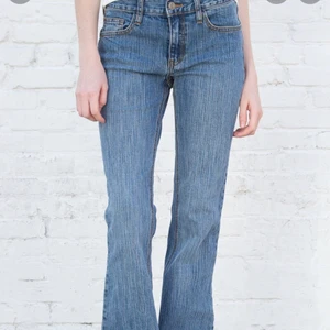 Brandy melville jeans - Säljer dessa 90s brielle jeans då dem tyvärr var för stora för mig, det är en fin modell och dem är i nyskick. Dem är köpta på plick för en vecka sen ungefär.