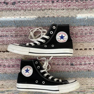 Svarta converse - Superbra skick och är i storlek 37! Frakten är 66kr 💕💕 Har även ett par i storlek 39 som kommer ut inom snar framtid :))