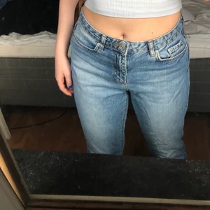 Blåa straight jeans  - Säljer dessa ursnygga blåa straight jeans. Passformen sitter lite baggy och bara testade! Skriv för mer frågor🥰 
