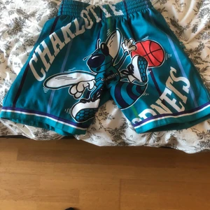 Basket shorts - Snygga bakset shorts som jag inte använt så mycket! Storlek S och de sitter bra i midjan. Det är också Hardwood classic. Jag kan skicka och köparen betalar för frakten. Prutbart pris