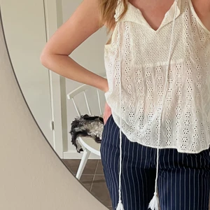 Blommig blus - Fin sommar blus från Mango💓 Linnet har ett blommigt mönster och knytning i kragen. Jag är 168cm och bär stolek xs. Ops! Plagget har en liten missfärgning på baksidan av kragen! Köparen står för frakten (45kr)💫