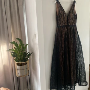Balklänning  - Jättefin balklänning i strl L. använd endast en gång.