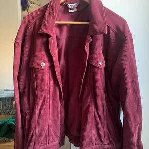 Urban outfiters manschester jacka strl L - Manchester jacka från Urban outfiters i storlek L i färgen burgandy röd, bra skick! Två stora fickor innanför jackan.