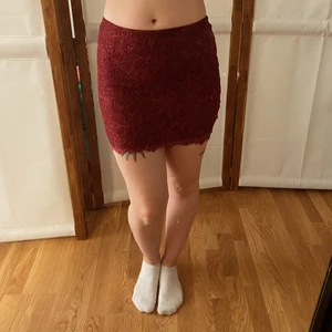 Vinröd spets kjol  - Betala bara för frakt. Väger om du är intresserad