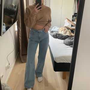 NA-KD jeans  - Säljer nu mina älskade NA-KD jeans då dom tyvärr blivit för stora för mig. Jättefina och i bra skick. Sista bilden visar bäst färgen på byxorna. Nypris 549