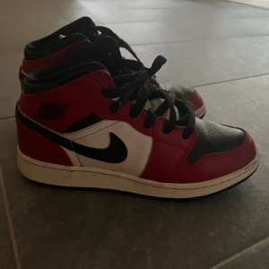 Jordan Chicago mid black toe  - Väl använda jordans som är hela och i fint skick, gör rent dem innan de skickas iväg!