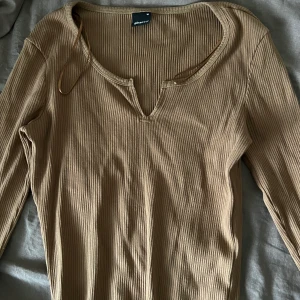 Brun tröja  - Den är lite mörkare irl, jätte fin brun tröja, frakt tillkommer.