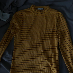 Figurformad turtleneck  - Fin turtleneck, använd ett par gånger. Frakt tillkommer 