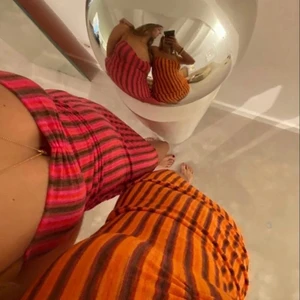 Lipmak bbys <3 - På bilden ser ni två stycken ur snygga klänningar som jag och min vän rockat i, men nu är det dags att sälja dom. Orange & Röd, man kan it köpa de enstaka utan om man vill ha en av dom får man ta den andra oxå. (priset blir it mindre) kontakta mig i DM för intresse <3