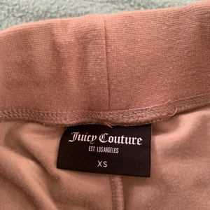 Juicy couture byxor  - Säljer Nu dessa biega juicy byxor i XS då jag tar tröttnat helt på juicy så kommer aldrig till användning längre det är fint skick, inga defekter över huvudet! 🌸