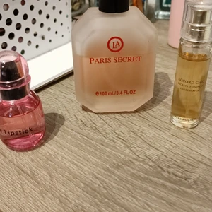 Perfym  - Tre perfymer. Alla luktar riktigt gått men inte något för mig längre. Ingen av dem är riktigt helt fulla men inte riktigt använda heller. 3 för 180. 1 för 75 kr:)). Frakt kostar 78 kr för alla 3:)