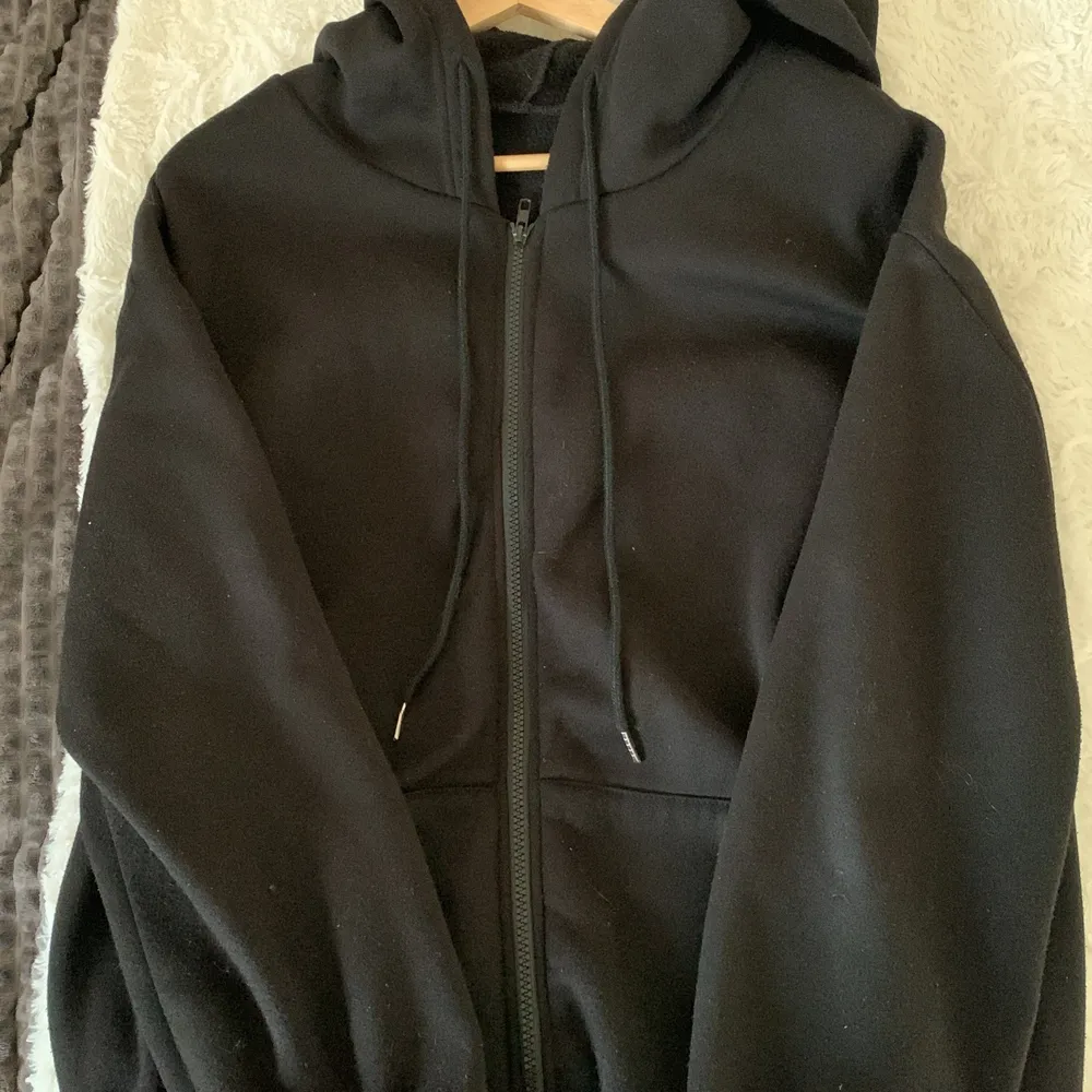 hoodien är i storleken XS och är oversized. Hoodien är i bra skick💖 den är köpt för 180kr och jag säljer den för 69kr. (Köpare står för frakt). . Hoodies.