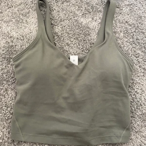 Lululemon align tank - Sport linne från lululemon. Nyskick, använd en gång innan. Stl 2 i USA stolek, vilket skulle passa xs-s. Nypris c 600kr, den är slutsåld på deras hemsida.