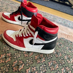 Jordan 1 satin snake - Storlek 41 original låda finns köpt i Gbg 2020 7/10 mest general wear inte använda på över 1 år
