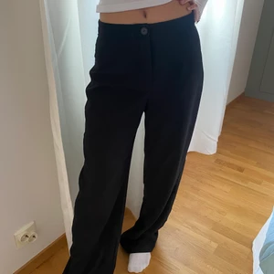 Svarta Kostymbyxor från Bershka - Säljer ett par super fina kostymbyxor ifrån Bershka, jätteskönt material, de är endast testade.💕👐🏼 De är även slutsålda på hemsidan.