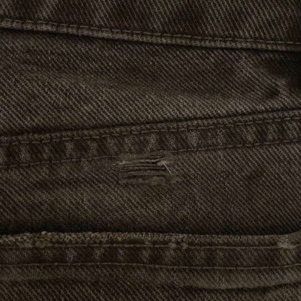Säljer de populära lågmidjade zara jeansen. Jeansen är i storlek 36. De har ett litet hål vid sömmen, se bild, men det är inget man märker. Verkligen så snygga!💞 skriv för fler bilder🥰. Jeans & Byxor.
