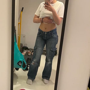 Lågmidjade vivid jeans - Jätte fina lågmidjade jeans. Köppt secondhand, lite slitna men så sköna. 