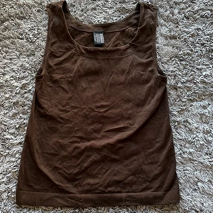 Brunt linne - Brunt linne, ganska atrechigt material. Skriv till mig om ni vill ha fler bilder eller har frågor!!❤️‍🩹