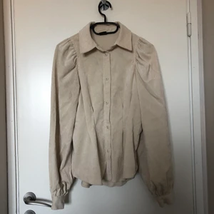 Manchesterskjorta  - Manchesterskjorta med ballongärmar, aldrig använd!       Köparen står för eventuell fraktkostnad ❣️