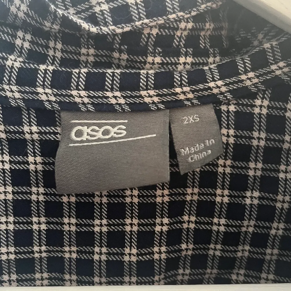 Rutig mörkblå skjorta från Asos i herrmodell strl 2xs. Sitter bra på mig som brukar ha strl s i damkläder. Använd fåtal gånger. Skjortor.