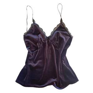 Lila linne från Zara ”Trafaluc collection” i sammet med svarta lace-detaljer. Skriv om du undrar något!✨ Frakt tillkommer på ca 50kr