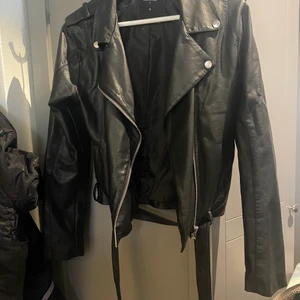 Skinnjacka - Säljer en skinnjacka från lager 157. Har använt den men passar tyvär inte den längre. Den är i storlek s💗