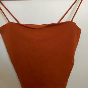 Ett orange brunt linne från Ginatricot. Använt några gånger. Är i nyskick. Betalning sker via Swish.