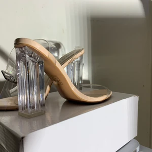 Klackskor - Klackskor i storlek 39 som jag använt 2 gånger ute. Dom är inte repade på sidorna vid klackskorn. 