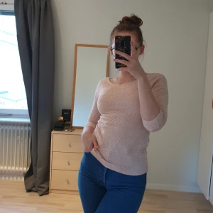 Rosa stickad 3/4tröja  - Toppskick, använd endast 1 gång på en skolavslutning. Rosa stickad 3/4-tröja med tunt innertyg så den är inte genomskinlig.