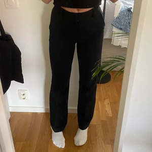 Bikbok kostymbyxor  - Nästan helt oandvända kostymbyxor från bikbok i storlek 36.  Nypris 399kr, säljer för 100kr