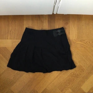 Ralph Lauren kjol - Räfflad ralph lauren kjol perfekt till sensommaren och hösten! Säljer pga sällan använd