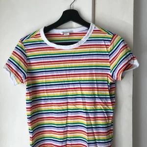Monki tshirt i strl S - Mycket sparsamt använd tshirt från Monki i storlek S. 