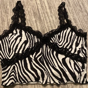 Linne - Storlek xxs stretchig säljer pga av den inte är min still använd Max 3 gngr tvättad original pris kommer inte riktigt ihåg men tror ungefär va 55 kr