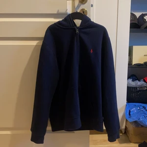 Ralph Lauren zip Hoodie strl  S - Säljer min Ralph Lauren zip Hoodie för att jag har aldrig använt den och den är för stor för mig. Strl: XL/TG 18-20 eller 164-170 men passar S/XS Skick 10/10 kan gå med på att sänka vid Snabba afär.