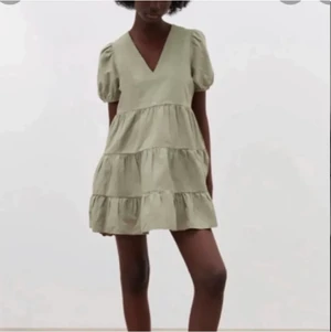 Zara klänning  - Funderar på att sälja denna populära zara klänning som endast blivit använd 2 gånger❤️. 