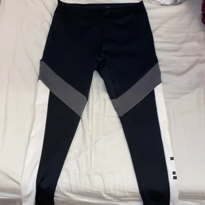 Adidas tränings byxor - Jag säljer nu mina adidas tränings byxor för dom e för stora. Ben längden är en kort modell! Dom passar tyvärr inte människor med storlek M/S. Dom är använda 1 gång och tvättade!🌺 skriv vid intresse!