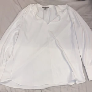 Vit blus - Säljer dena super fina vita blusen, då jag inte använder den längre och att den är för kort i armarna för mig🌺 storlek M men passar L/S🌺 skriv vid intresse