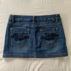 Jeanskjol  - Jeanskjol med snygga bakfickor 🤍 midjemått:74 (frakt kostar 42 eller 66 spårbar)