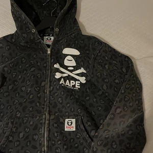 Bape (Aape) zip hoodie  - Fet vintage autentisk bape zip hoodie, är lite sliten vid ärmarna det är därför priset är lågt, den är liten i storleken så den passar även xs.   Funkar bra för både killer o tjejer    Det är bara att skriva om ni vill ha fler bilder