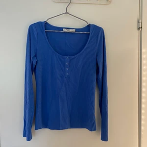 Tröja - Tröja från NA-KD, knappt använd. Jättefin kornblå färg 