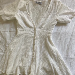 Vit klänning - En vit somrig klänning med broderade blommor 🌺 Endast testad ✨ Skriv för fler bilder.