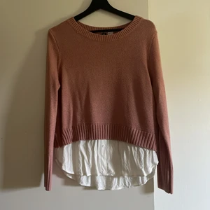 Tröja - Rosa stickad tröja som de ser ut som man har skjorta under! Storlek M